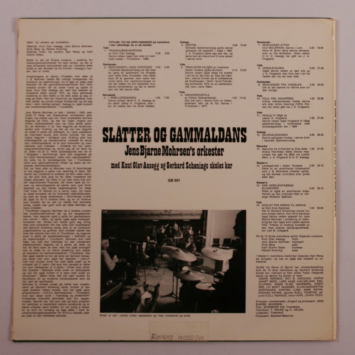 Grammofonplate i svart vinyl og plateomslag i papp. Plata ligger i en papirlomme.