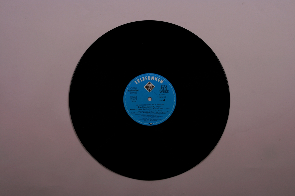 Grammofonplater i svart vinyl og plateboks i papp. Notehefte og to informasjonshefter.
