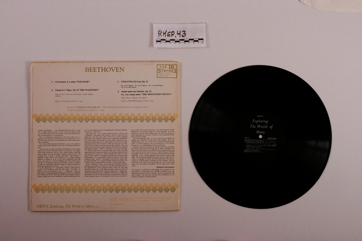 Grammofonplate i svart vinyl og plateomslag i papp. Plata ligger i en papirlomme.