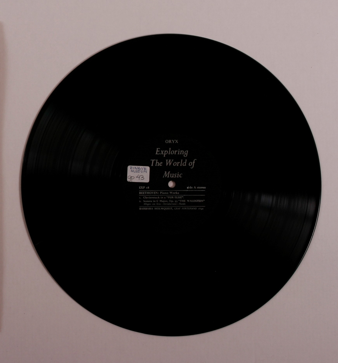 Grammofonplate i svart vinyl og plateomslag i papp. Plata ligger i en papirlomme.