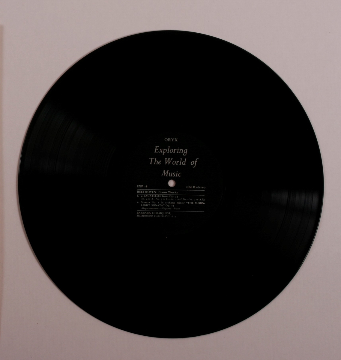 Grammofonplate i svart vinyl og plateomslag i papp. Plata ligger i en papirlomme.