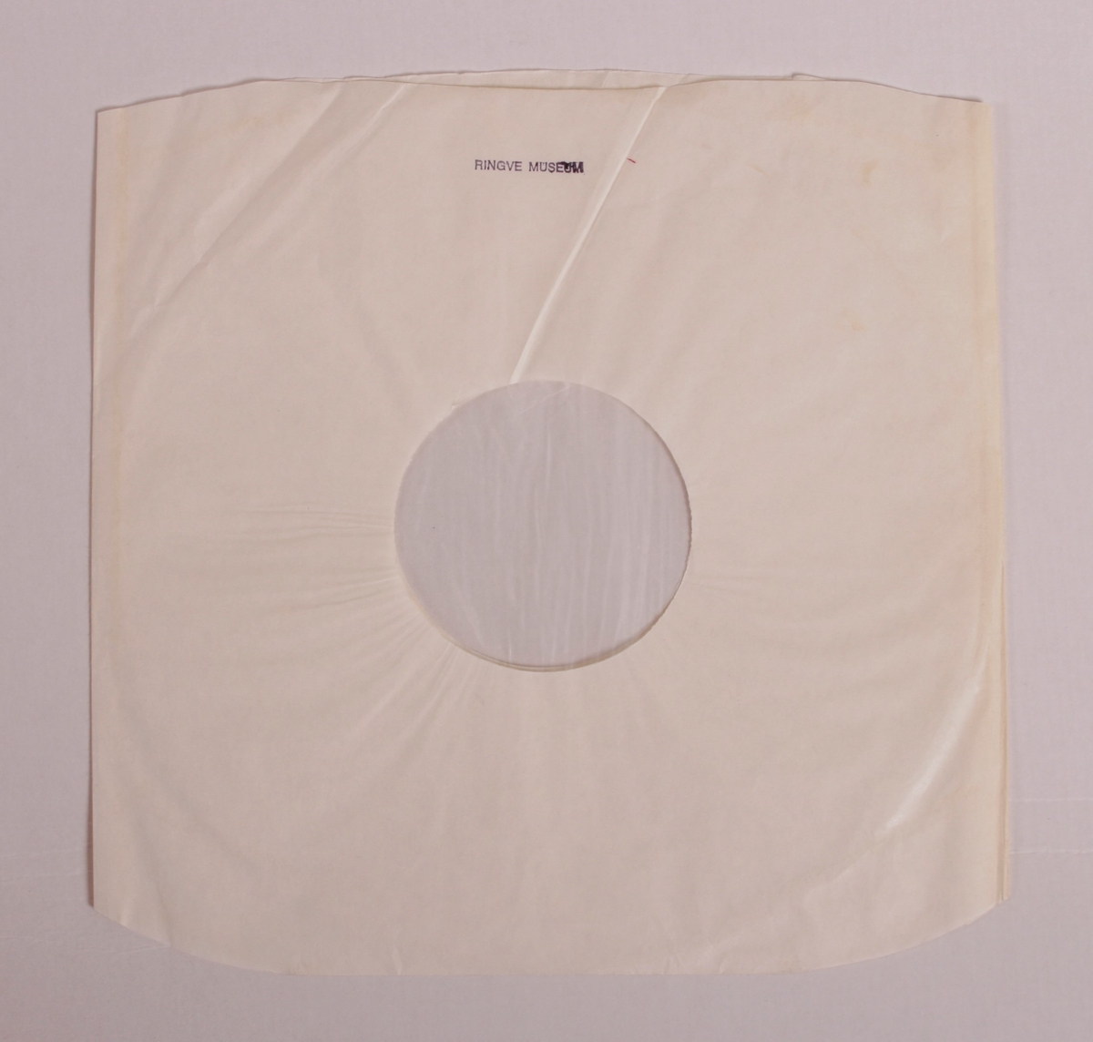 Grammofonplate i svart vinyl og plateomslag i papp. Plata ligger i en papirlomme.