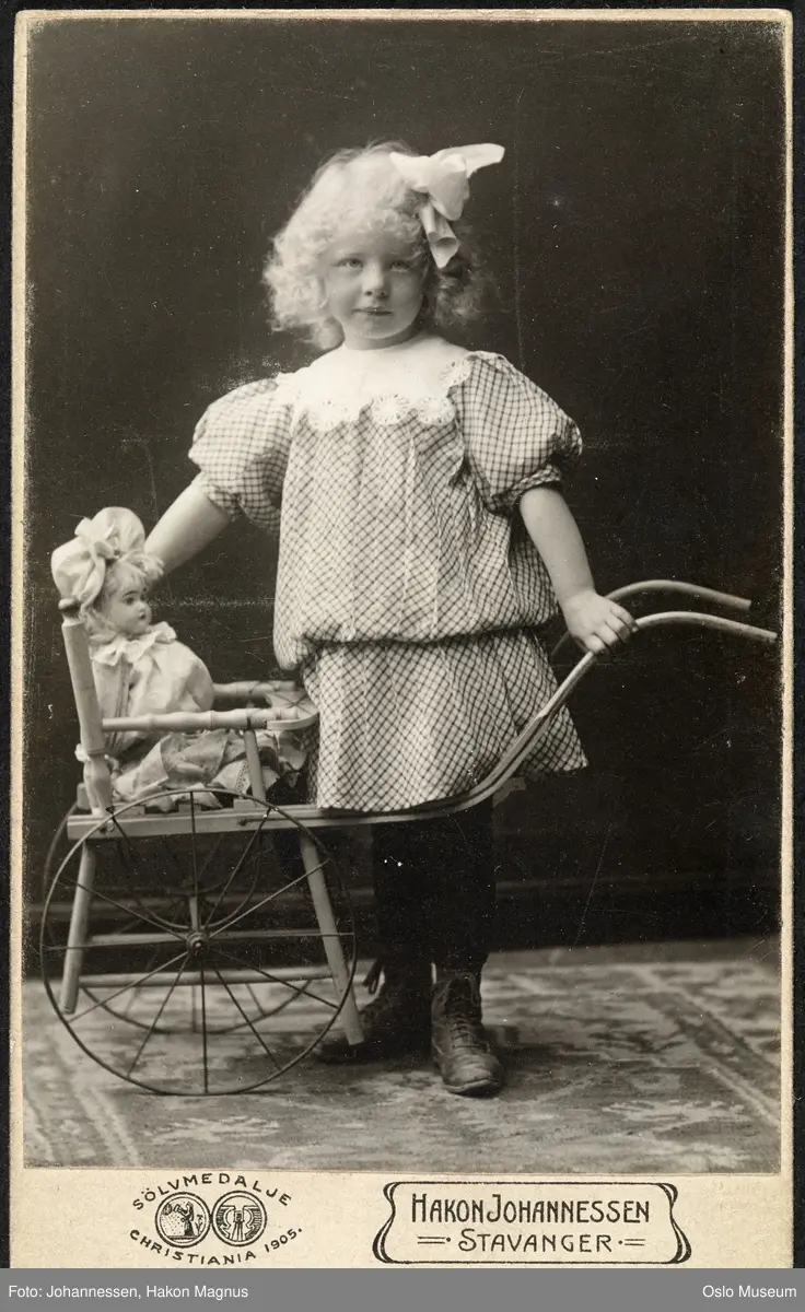 portrett, jente, stående helfigur, dukkevogn, dukke