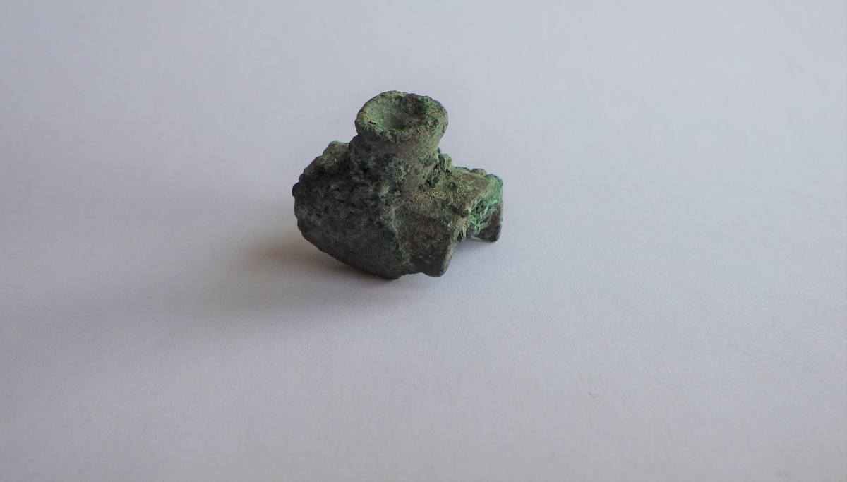 MALV: L. 25, HULLETS DIAM. 18, H. 27 MM, STØPT. 
