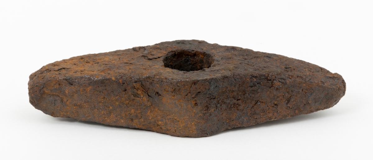 Smedmeisel uten skaft. Redskapet har en flattrykt rombeform med et sirkelrundt skafthull i sentrum. Lengden er 12,4 centimeter, bredden 4,2 centimeter og tjukkelsen 2,4 centimeter. Diameteren på skafthullet er snaut 2,0 centimeter. Gjenstanden veier 412 gram. «Spissene» er noe avrundete, antakelig på grunn av slitasje, og jernet er korrodert i overflatesonen. Registrator er usikker på om dette er en gjenstand smeden har tatt vare på med sikte på videre bruk som redskap, eller om det er et objekt han tenkte å smi om til noe annet.