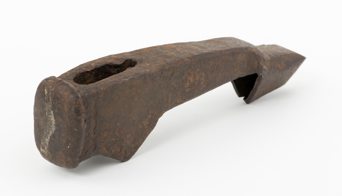 Merkeøks uten skaft, men med litt uvanlig form. Øksehodet er 18,4 centimeter høyt, målt fra eggen til nakken. Det er formet som ei lita hakke, der merkedelen, ei 4,0 til 4,5 centimeter høy kon hylse med triangulært tverrsnitt er utsmidd i den ytre enden. Eggen er fasfilt. Øksehodet tiltar i bredde fra merkedelen mot nakken. «Kjakene» som omgir øyet (skafthullet) er noe forlenget med fliker på den sida som vente mot øksebrukeren, en løsning som antakelig skulle stabilisere skjeftinga. Øksa har en uvanlig kraftig, massiv nakke som bærer preg av å ha vært hamret på. Nakken er 4,6 centimeter lang og 3,5 centimeter bred. Øksehodet veier 826 gram.