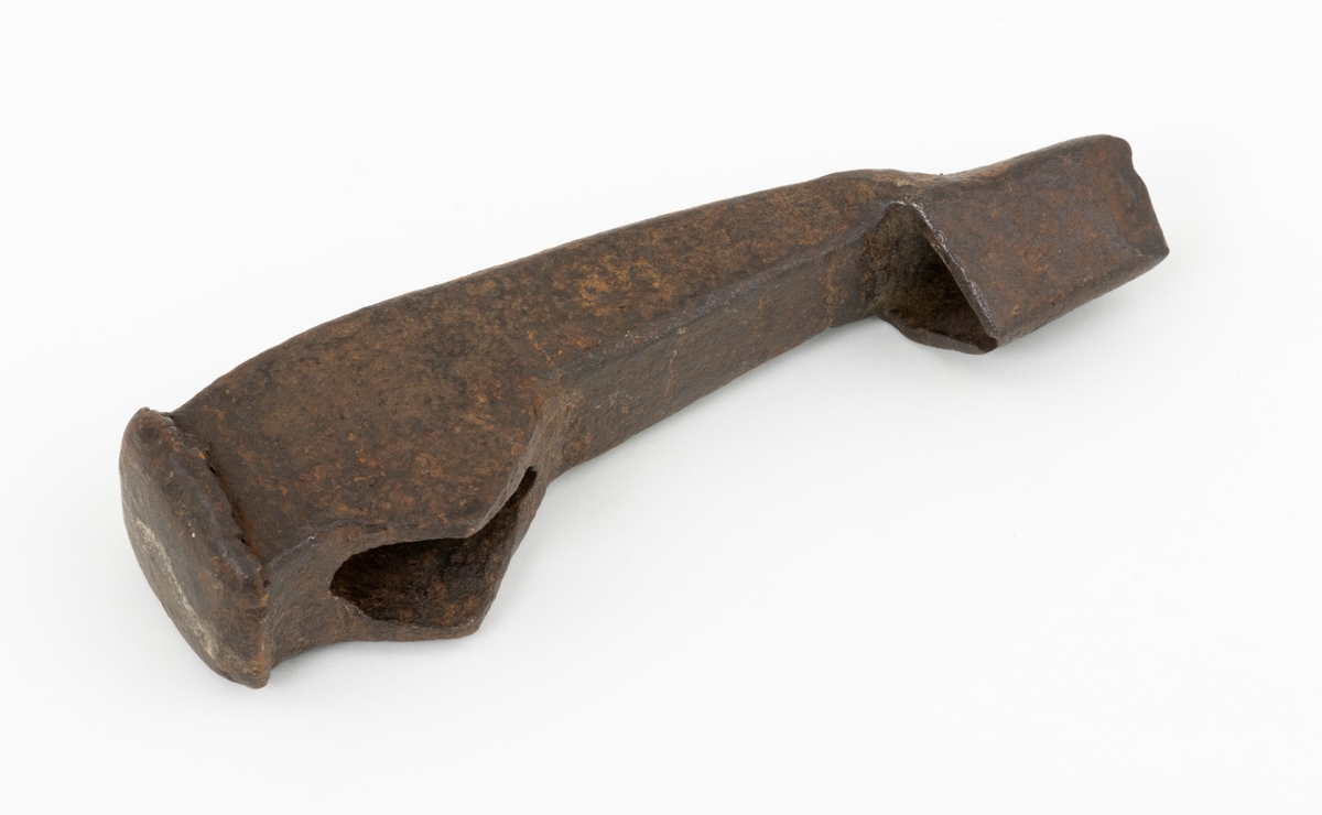 Merkeøks uten skaft, men med litt uvanlig form. Øksehodet er 18,4 centimeter høyt, målt fra eggen til nakken. Det er formet som ei lita hakke, der merkedelen, ei 4,0 til 4,5 centimeter høy kon hylse med triangulært tverrsnitt er utsmidd i den ytre enden. Eggen er fasfilt. Øksehodet tiltar i bredde fra merkedelen mot nakken. «Kjakene» som omgir øyet (skafthullet) er noe forlenget med fliker på den sida som vente mot øksebrukeren, en løsning som antakelig skulle stabilisere skjeftinga. Øksa har en uvanlig kraftig, massiv nakke som bærer preg av å ha vært hamret på. Nakken er 4,6 centimeter lang og 3,5 centimeter bred. Øksehodet veier 826 gram.