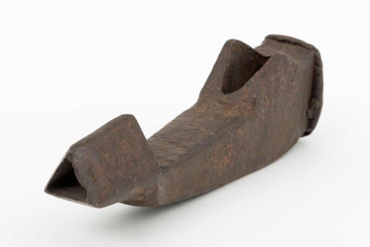 Merkeøks uten skaft, men med litt uvanlig form. Øksehodet er 18,4 centimeter høyt, målt fra eggen til nakken. Det er formet som ei lita hakke, der merkedelen, ei 4,0 til 4,5 centimeter høy kon hylse med triangulært tverrsnitt er utsmidd i den ytre enden. Eggen er fasfilt. Øksehodet tiltar i bredde fra merkedelen mot nakken. «Kjakene» som omgir øyet (skafthullet) er noe forlenget med fliker på den sida som vente mot øksebrukeren, en løsning som antakelig skulle stabilisere skjeftinga. Øksa har en uvanlig kraftig, massiv nakke som bærer preg av å ha vært hamret på. Nakken er 4,6 centimeter lang og 3,5 centimeter bred. Øksehodet veier 826 gram.