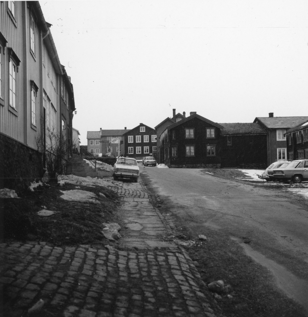 Tre foto fra øverste del av Kjerkgata og nederste del av Svenskveien på Haugan, Røros. Området Korset/Korsveien. Påska 1974