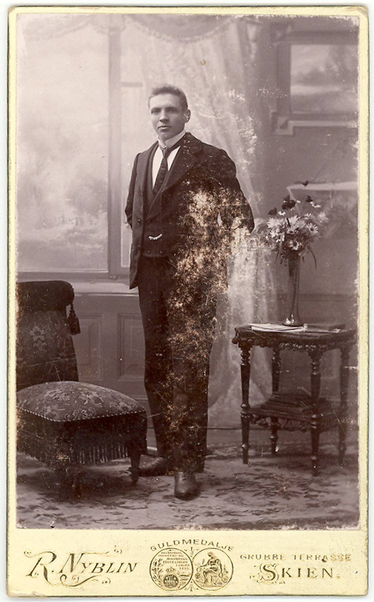 Atelierfoto av Olav Røthe.