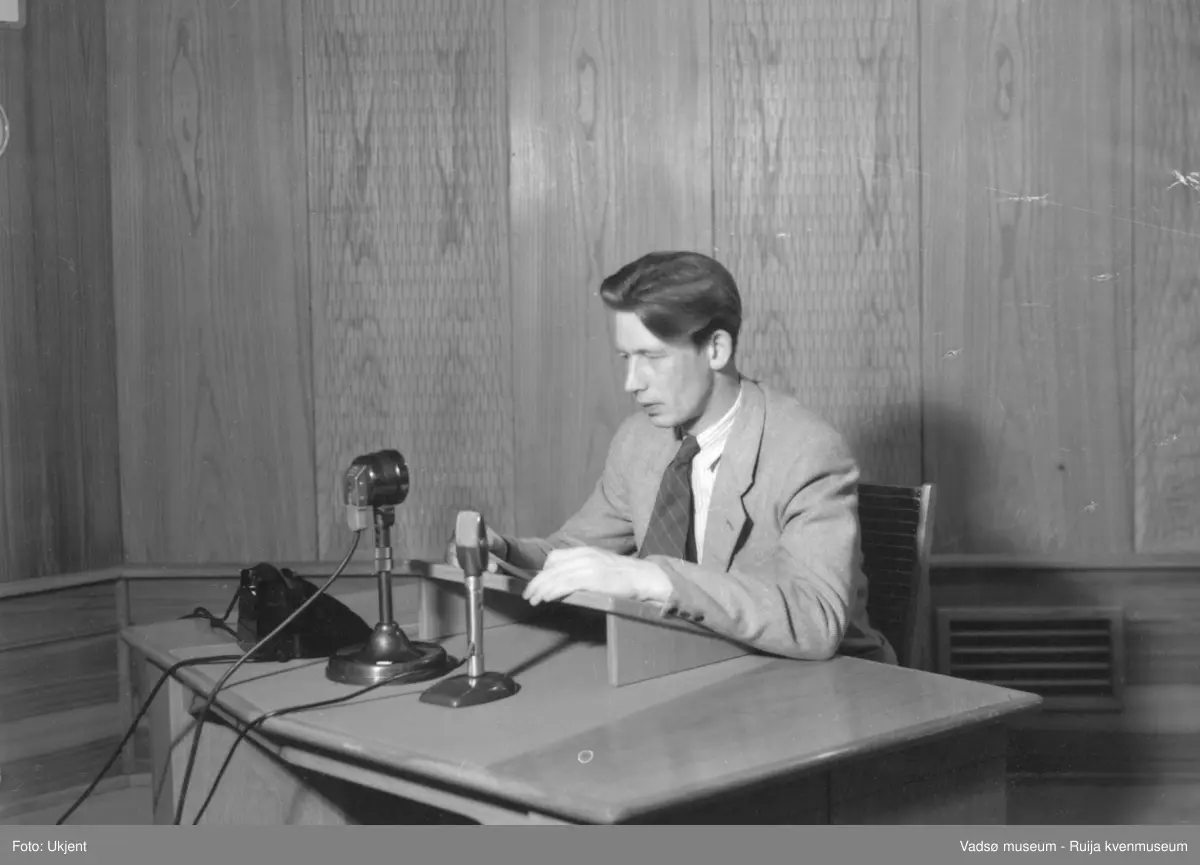 NRK-bygget i Vadsø. Ved skrivebordet i studio sitter Thor Frette. På skrivebordet to mikrofoner og en telefon.   
Finnmark kringkaster (NRK-bygget) i Vadsø, byggeår 1949. Arkitekt Henrik L. Kjær. Bygget har bærende betongvegger og fasadene er lagt med teglstein og grunnmuren er belagt med skiferplater. (Kilde: Arkitekturguide for Nord-Norge og Svalbard og "Fra djevelmaster til Hallo fiskeflåten" av Bård Gudmund Hansen)
Kil