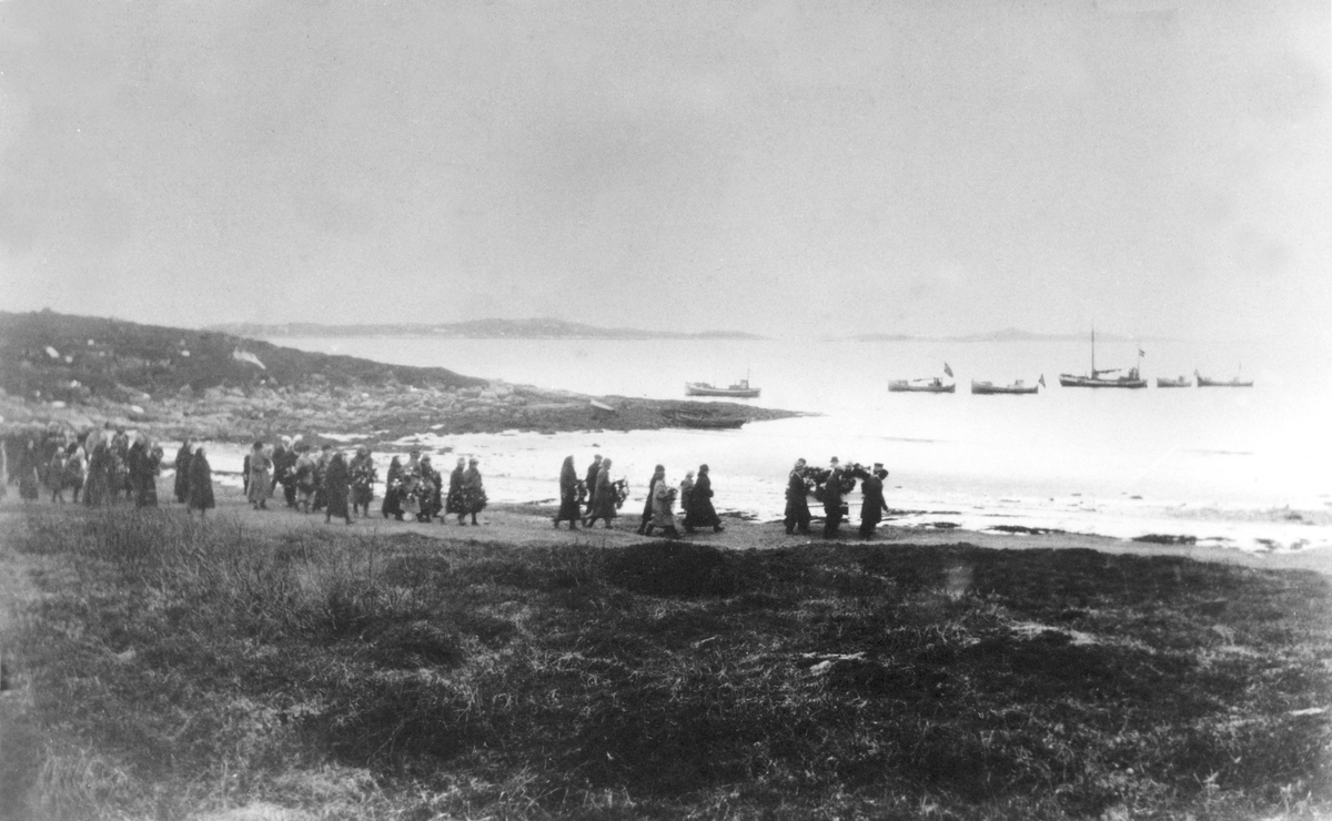 Begravelsen til presten Kristian Finborud, f. 1854 i Vang på Hedmark.
Begravelsen var på Skaland i 1908, da han hadde sitt virke her. 
Fra venstre: Lars Orseth, Tora Orseth, tre ukjente personer, Erling Orseth, Daniel Orseth, Gudrun Orseth.