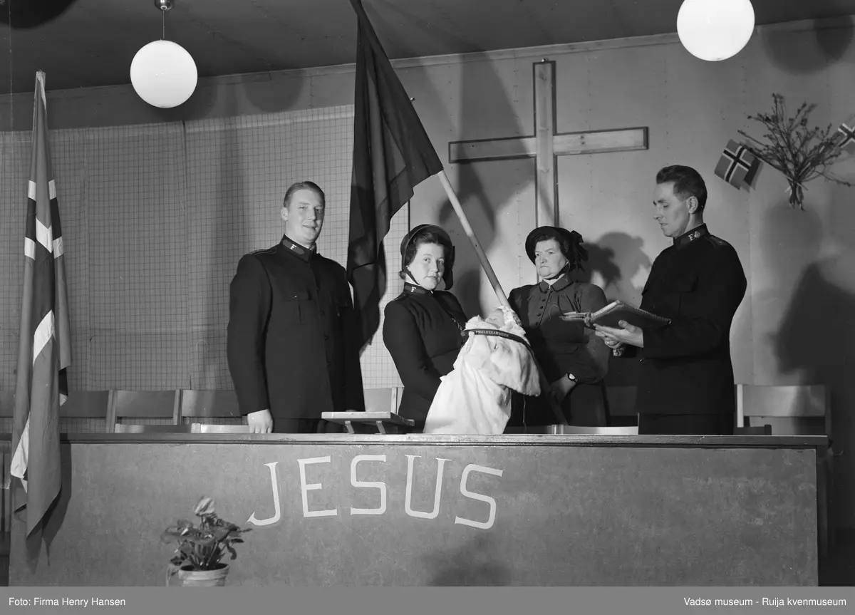 Vadsø 18.5.1951. Barnedåp i Frelsesarmeens lokaler