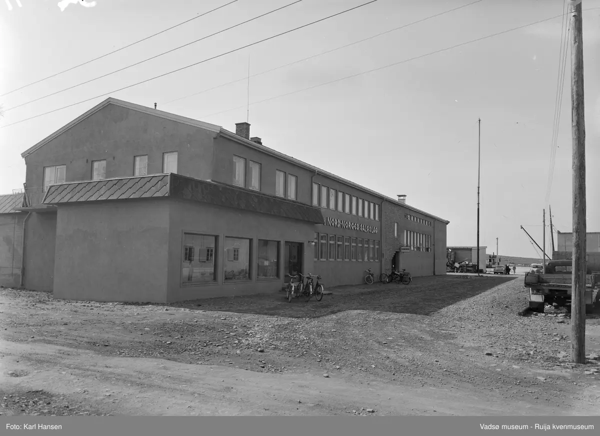 Nord-Norges salgslag i Vadsø. Bildet er tatt 25. juli i 1958, og er tatt mot sørøst.