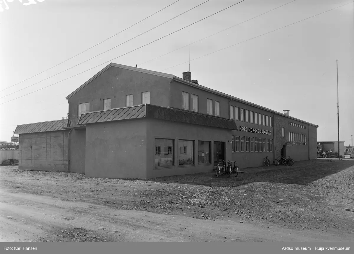 Nord-Norges Salgslag i Vadsø. Bildet er tatt 25. juli 1958 mot sørøst.