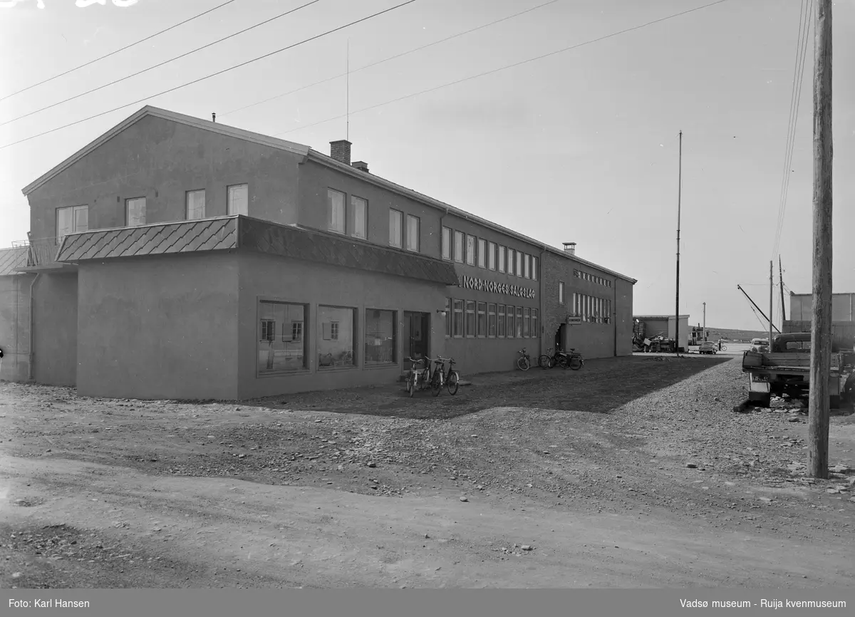 Nord-Norges Salgslag i Vadsø. Bildet er tatt 25. juli i 1958 og er tatt mot sørøst.