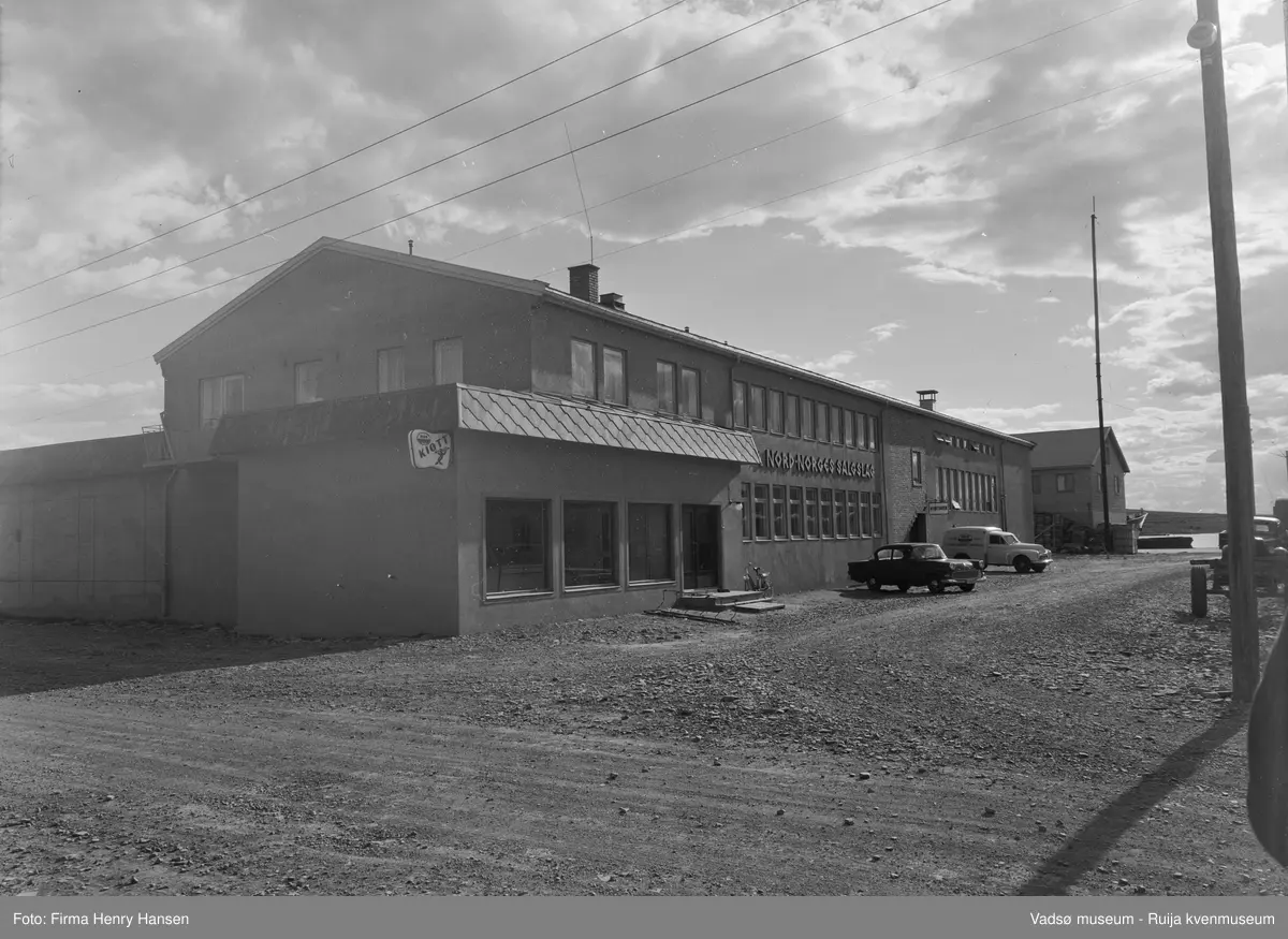 Nord-Norges salgslag i Vadsø, bildet er tatt mot sørvest.
Bildet er tatt 22. juni i 1959.