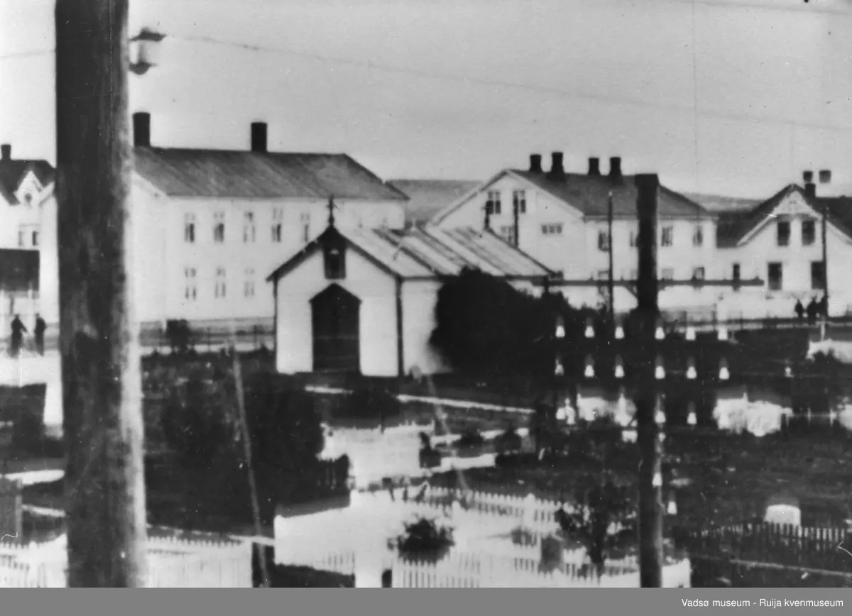 Vadsø sentrum med kirkegård og kapell før 1944.
