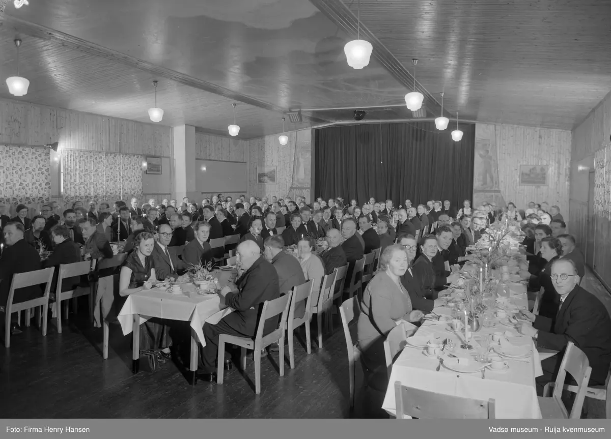 Middag under kirkeinnvielsen i Vadsø 30. mars 1958. Middag på Vårbrudd.