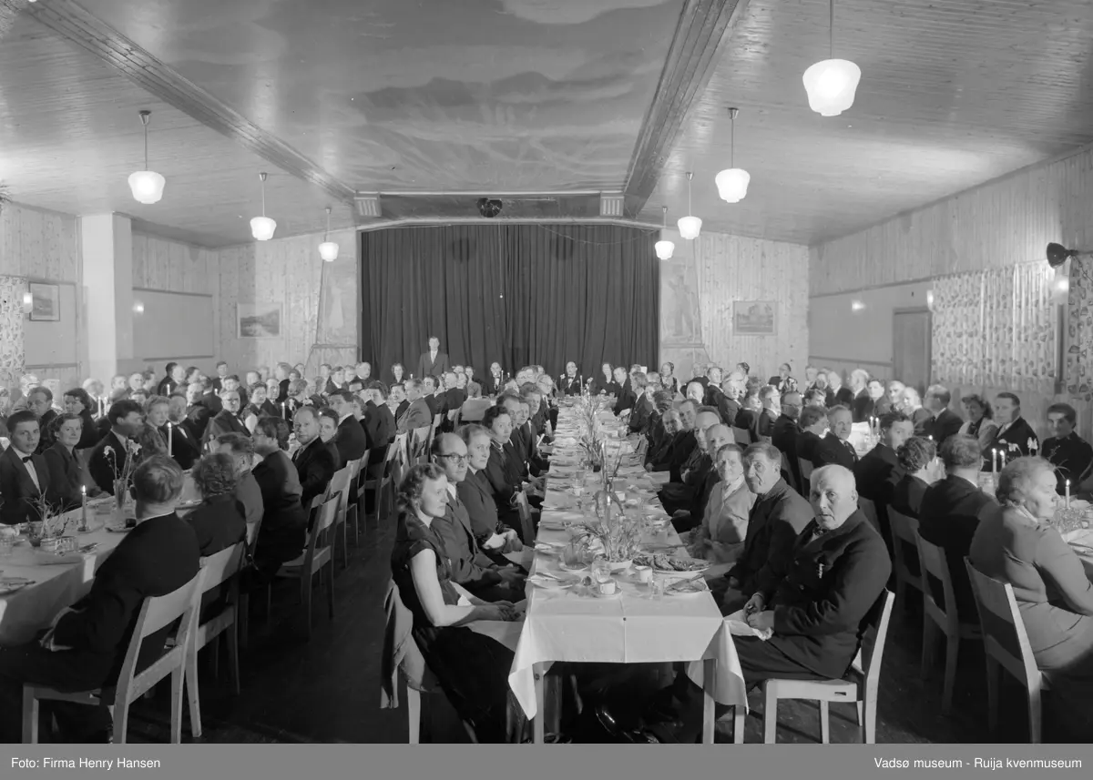 Middag under kirkeinnvielsen i Vadsø 30. mars 1958. Middag på Vårbrudd