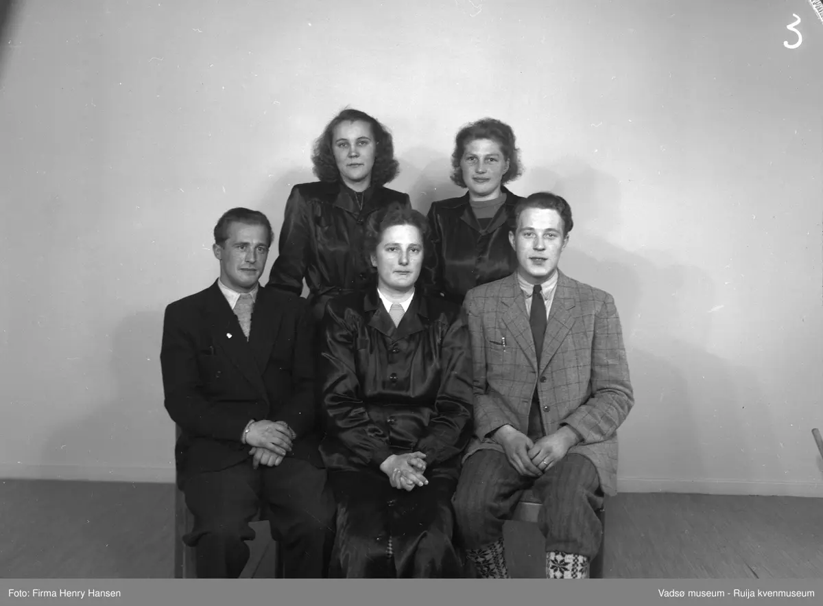 Vadsø, 1950, H.F. Esbensens personale. Sittende fra venstre; Bjarne Hoftaniska, Ingrid Jomisko, ukjent. Stående bak fra venstre Gunvor Niemi og Edel Rimala Stenmark