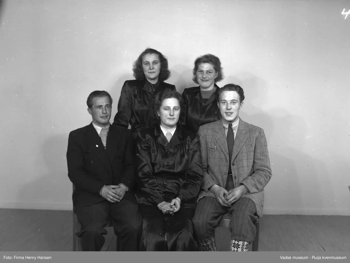 Vadsø, 1950, H.F. Esbensens personale. Sittende fra venstre; Bjarne Hoftaniska, Ingrid Jomisko, ukjent. Stående bak fra venstre Gunvor Niemi og Edel Rimala Stenmark.
