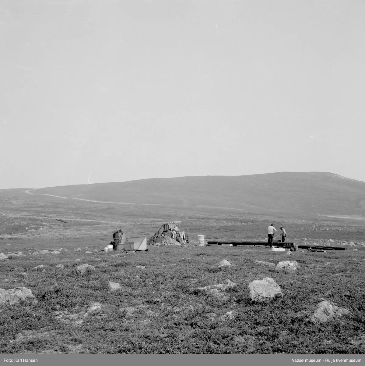 A/S Linjebygg. Anleggsarbeid; Oppsett og montering av master i Tana 1972.