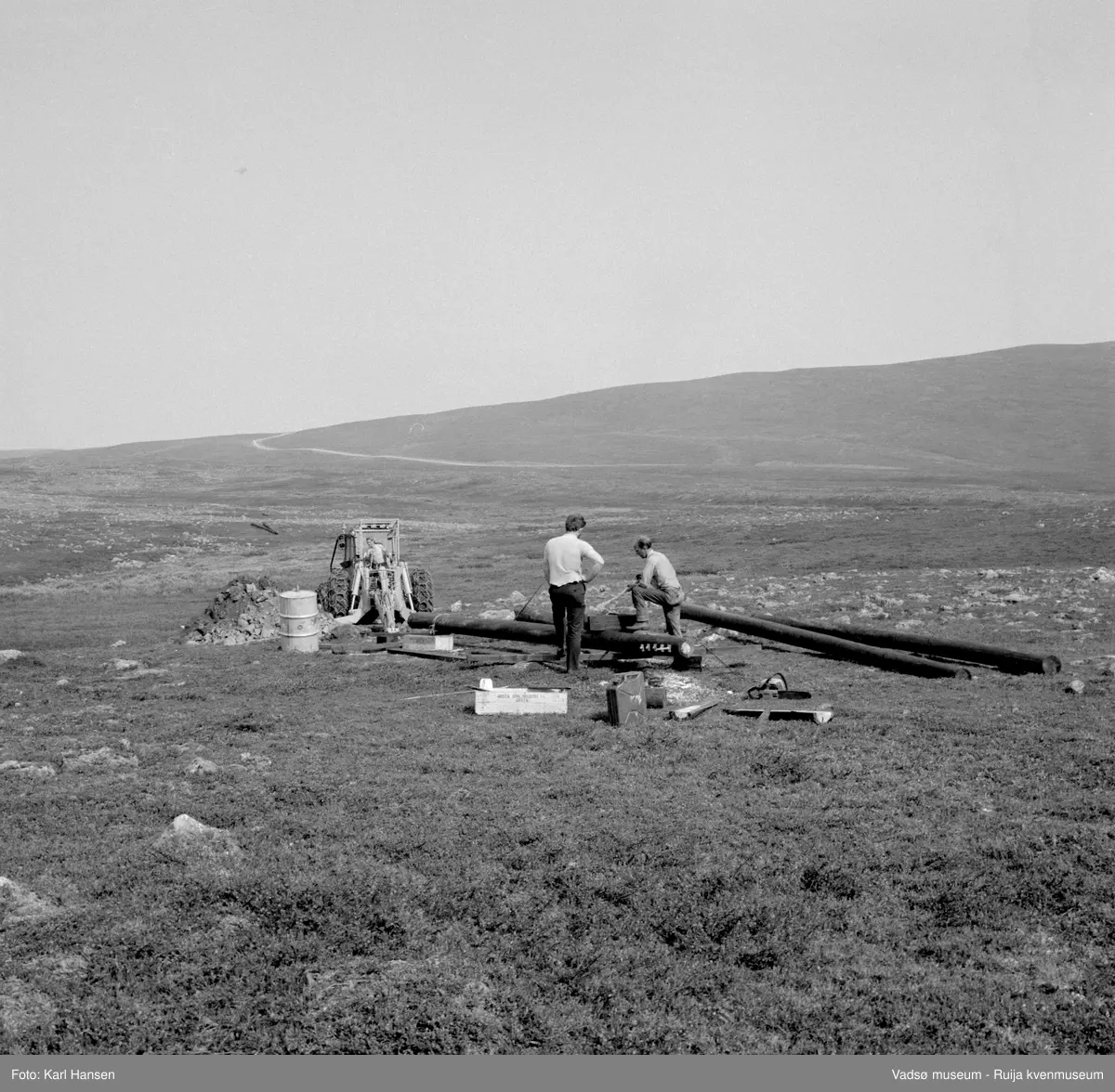 A/S Linjebygg. Anleggsarbeid; Oppsett og montering av master i Tana 1972.