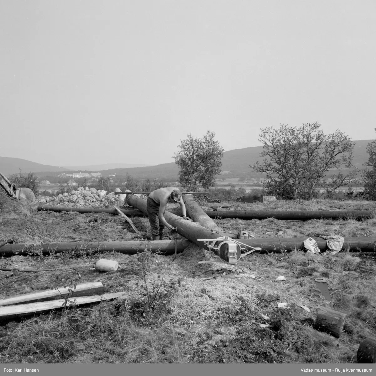 A/S Linjebygg. Anleggsarbeid; oppsett og montering av master i Tana 1972.