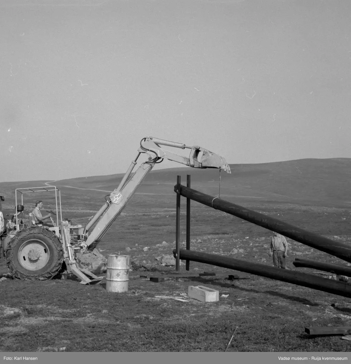 A/S Linjebygg. Anleggsarbeid; Oppsett og montering av master i Tana 1972.