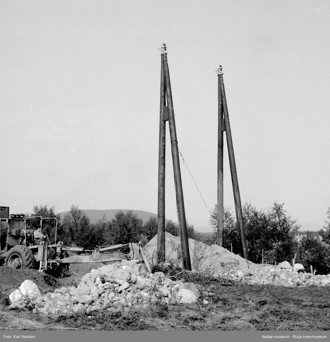 A/S Linjebygg. Anleggsarbeid; Oppsett og montering av master i Tana 1972.