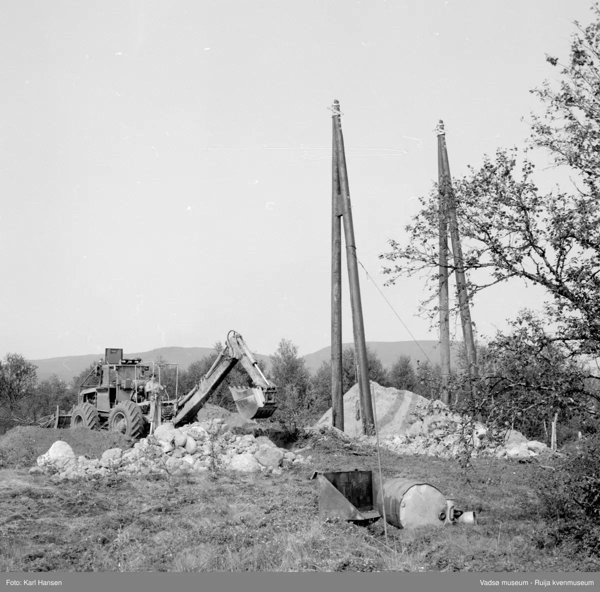A/S Linjebygg. Anleggsarbeid; Oppsett og montering av master i Tana 1972.