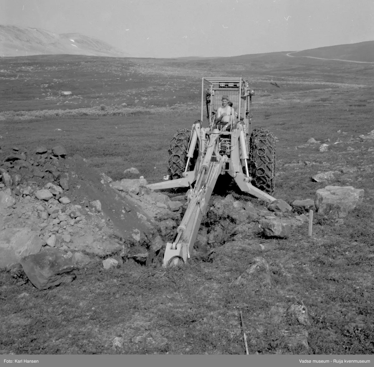 A/S Linjebygg. Anleggsarbeid; Oppsett og montering av master i Tana 1972.