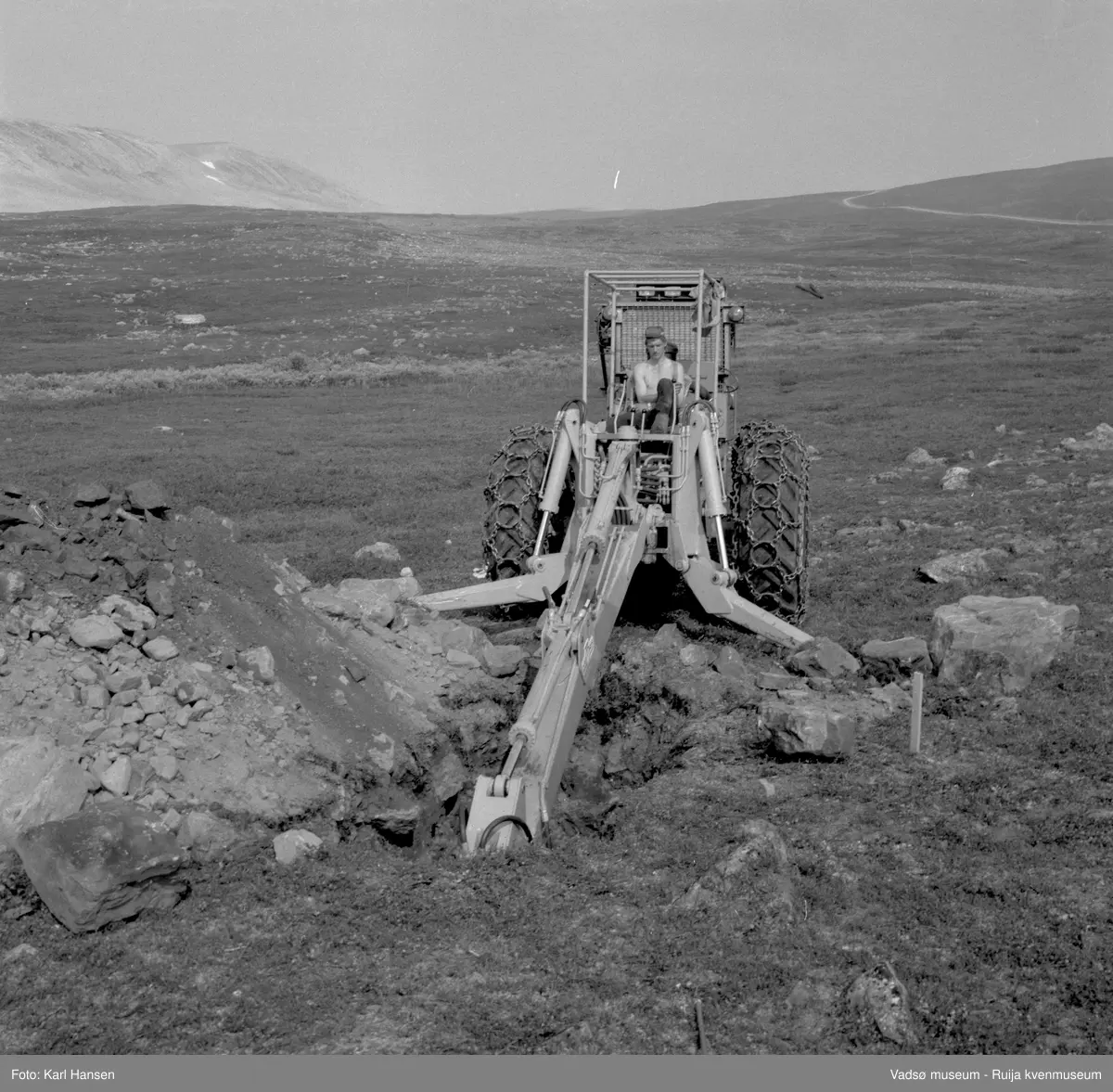 A/S Linjebygg. Anleggsarbeid; Oppsett og montering av master i Tana 1972.
