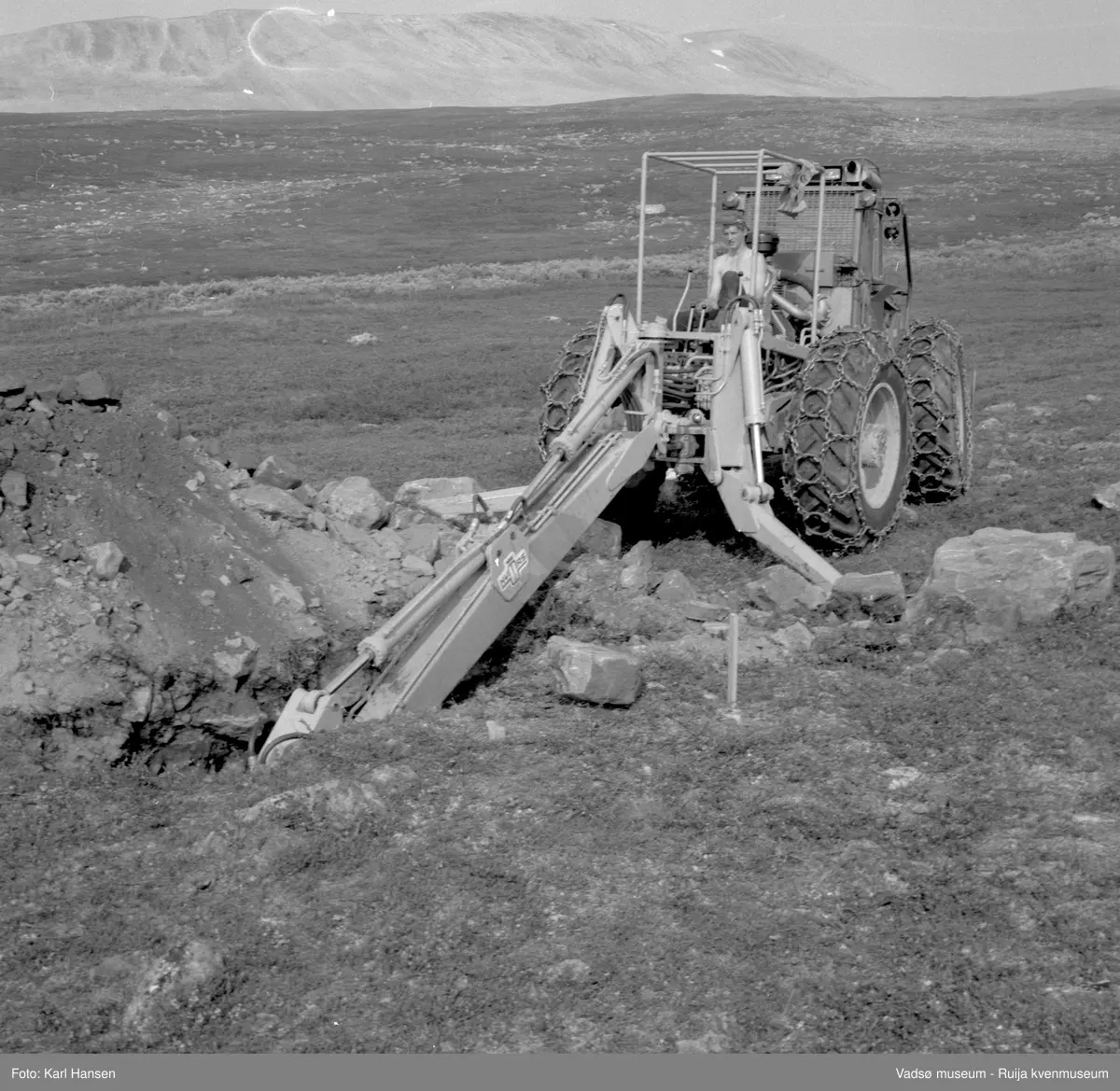 A/S Linjebygg. Anleggsarbeid; Oppsett og montering av master i Tana 1972.