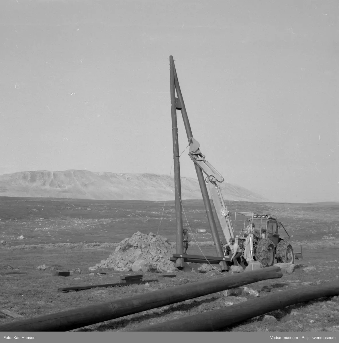 A/S Linjebygg. Anleggsarbeid; Oppsett og montering av master i Tana.  1972.