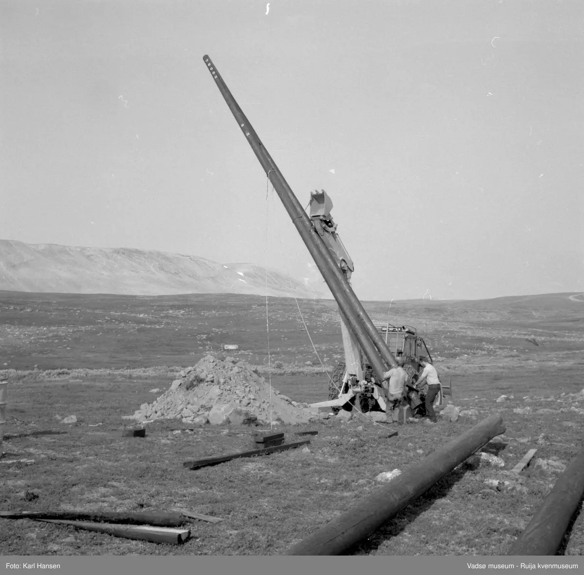 A/S Linjebygg. Anleggsarbeid; Oppsett og montering av master i Tana 1972.