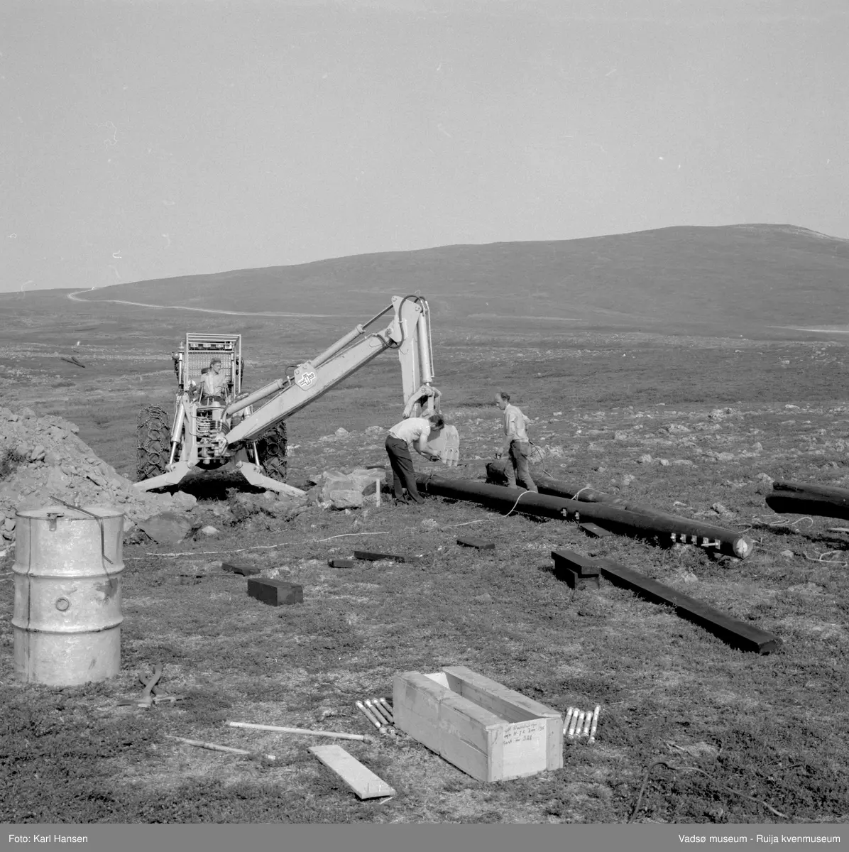 A/S Linjebygg. Anleggsarbeid; Oppsett og montering av master i Tana 1972.