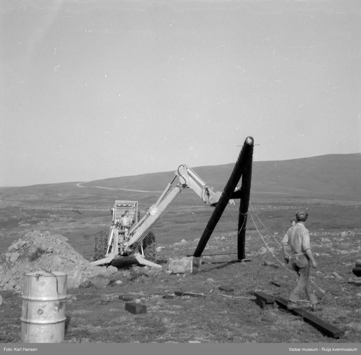 A/S Linjebygg. Anleggsarbeid; Oppsett og montering av master i Tana 1972.