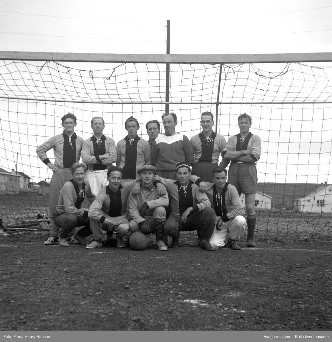 Vadsø 1954. Vadsø oldboys fotografert på Vadsø Idrettsbane. Foran fra venstre; Karl Hansen, Rolf Bohinen, Marius Pedersen, Richard Korbi og Anders Bjerke. Stående bak fra venstre; Alf Feldt, Edmund Jankila, Åge Marki, Harald Hoftaniska, Torleif Mathisen, Kåre Methi og Erling Basma.