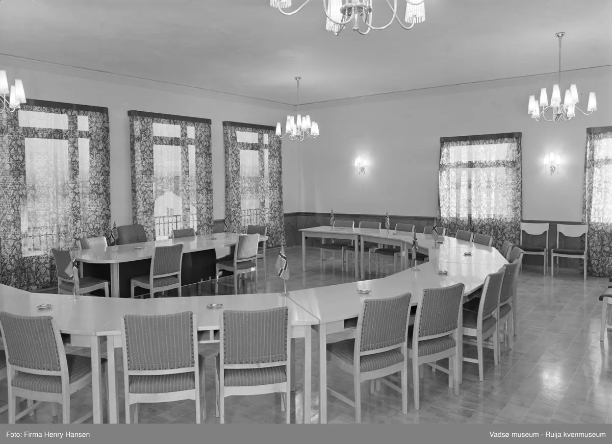 Vadsø rådhus, interiør fra bystyresalen. Vadsø rådhus ble bygd 1951-1952. Arkitekt: Rolf Ivar Øverlid.