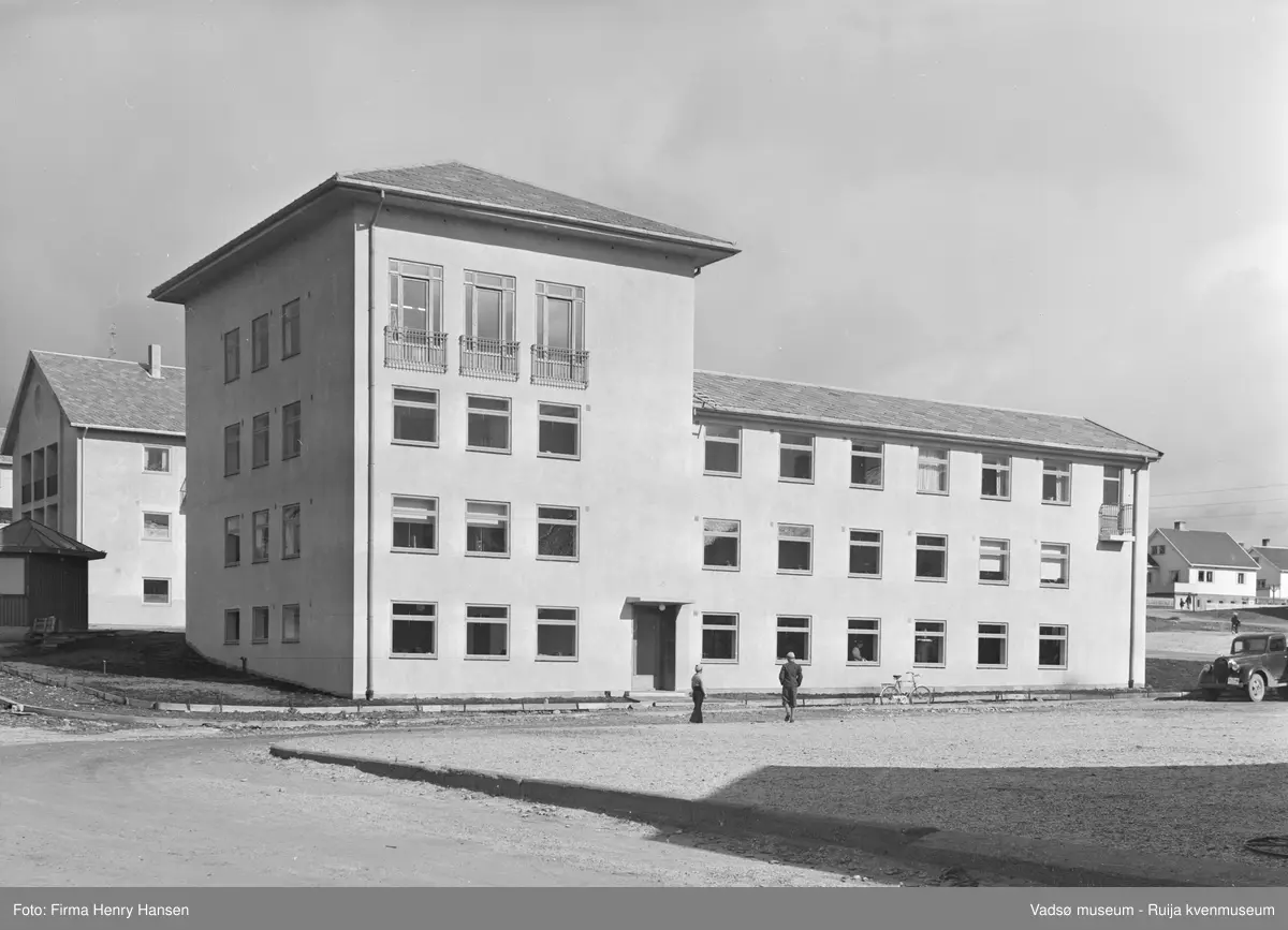 Vadsø rådhus 1952. Rådhuset ble bygd 1951-1952, arkitekt Rolf Ivar Øverlid. Hovedinngangen er fra Hvistendahls gate (mot nord). I øverste etasje ligger bystyresalen. Vadsø bibliotek hadde lokaler i sokkeletasjen, med inngang fra torget.