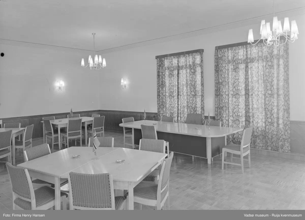 
Vadsø rådhus, interiør fra bystyresalen. Vadsø rådhus ble bygd 1951-1952. Arkitekt: Rolf Ivar Øverlid.