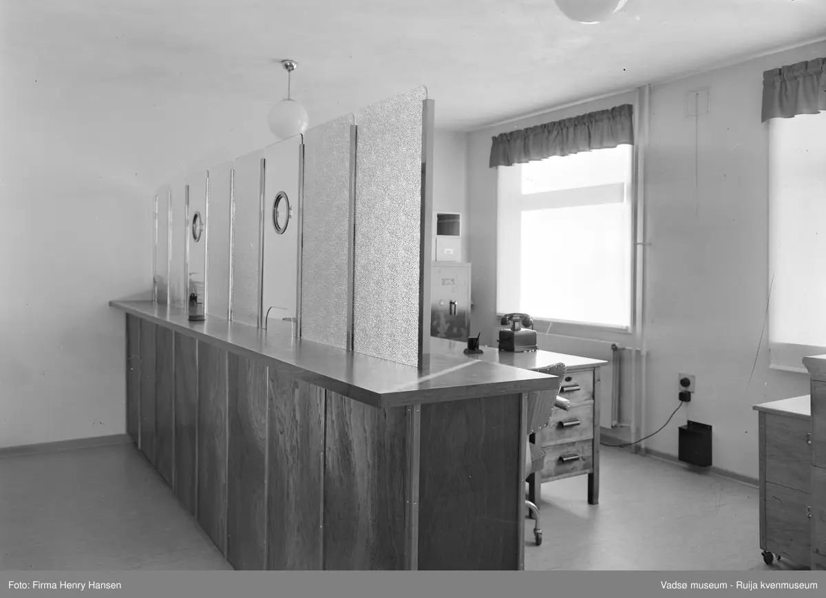 Vadsø rådhus 1952, interiør fra et kontor, trolig en resepsjon. Rådhuset ble bygd 1951-1951, arkitekst Rolf Ivar Øverlid.