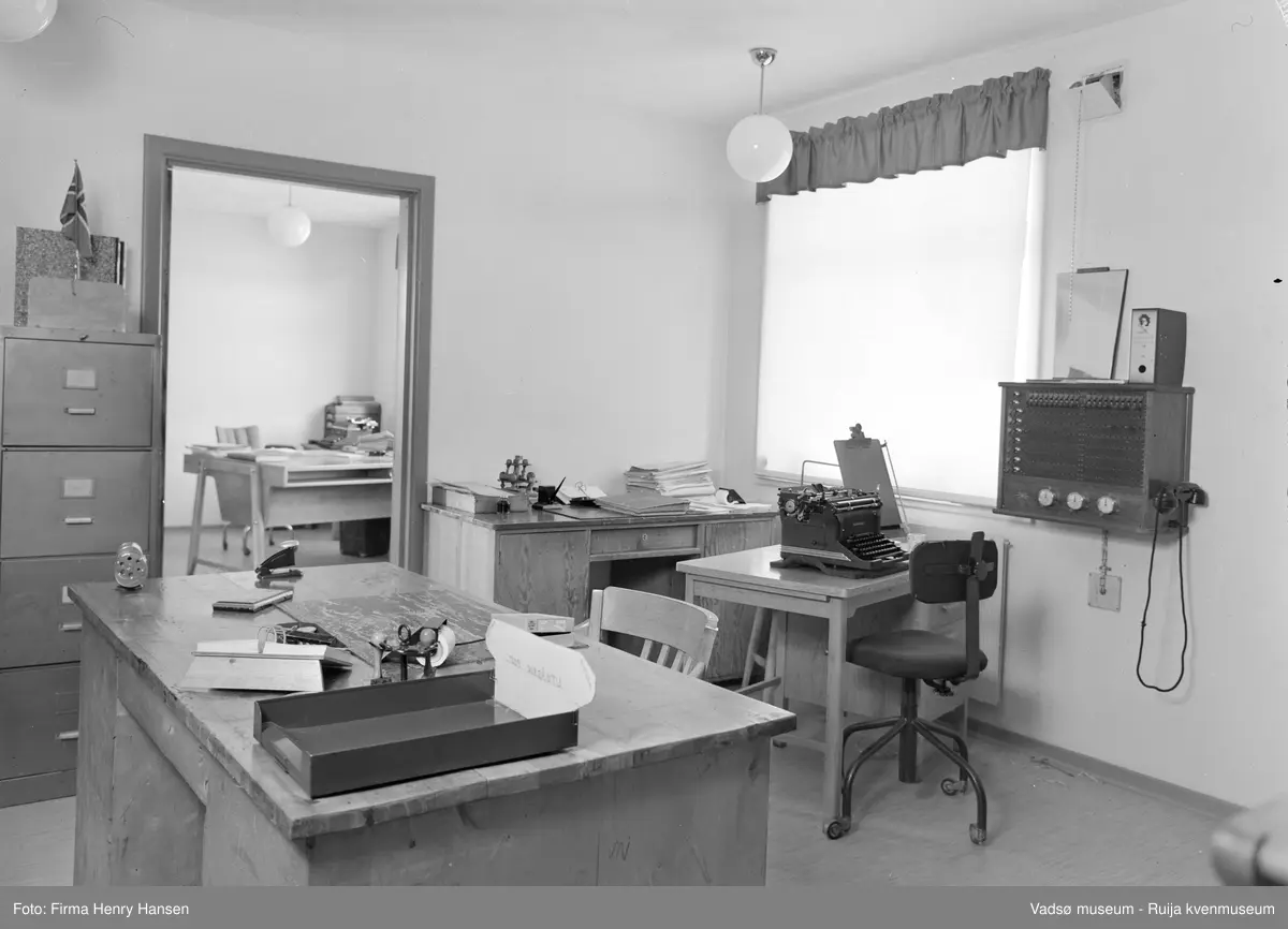 
Vadsø rådhus, interiør fra et kontor. Vadsø rådhus ble bygd 1951-1952. Arkitekt: Rolf Ivar Øverlid.