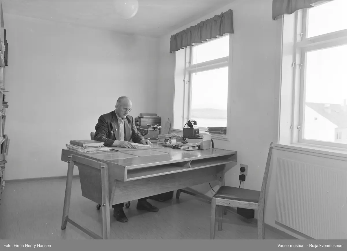 Vadsø rådhus 1952, interiør fra kontor. Kontorsjef Bjarne Olsen sitter ved skrivebordet.