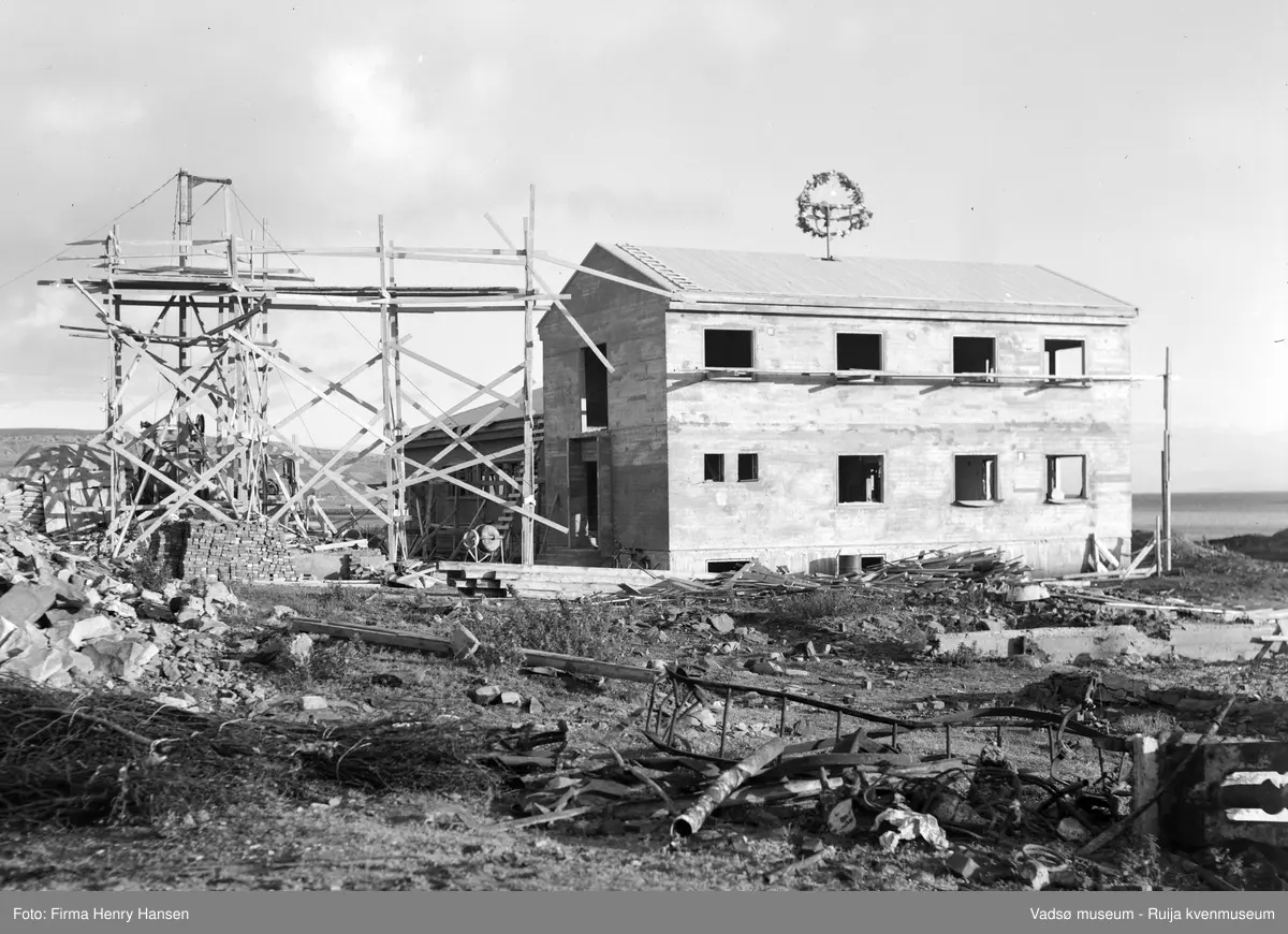 Vadsø 7.10.1951. U/L Vårbrudds lokale er under bygging. Mønsåskrans er reist på taket.