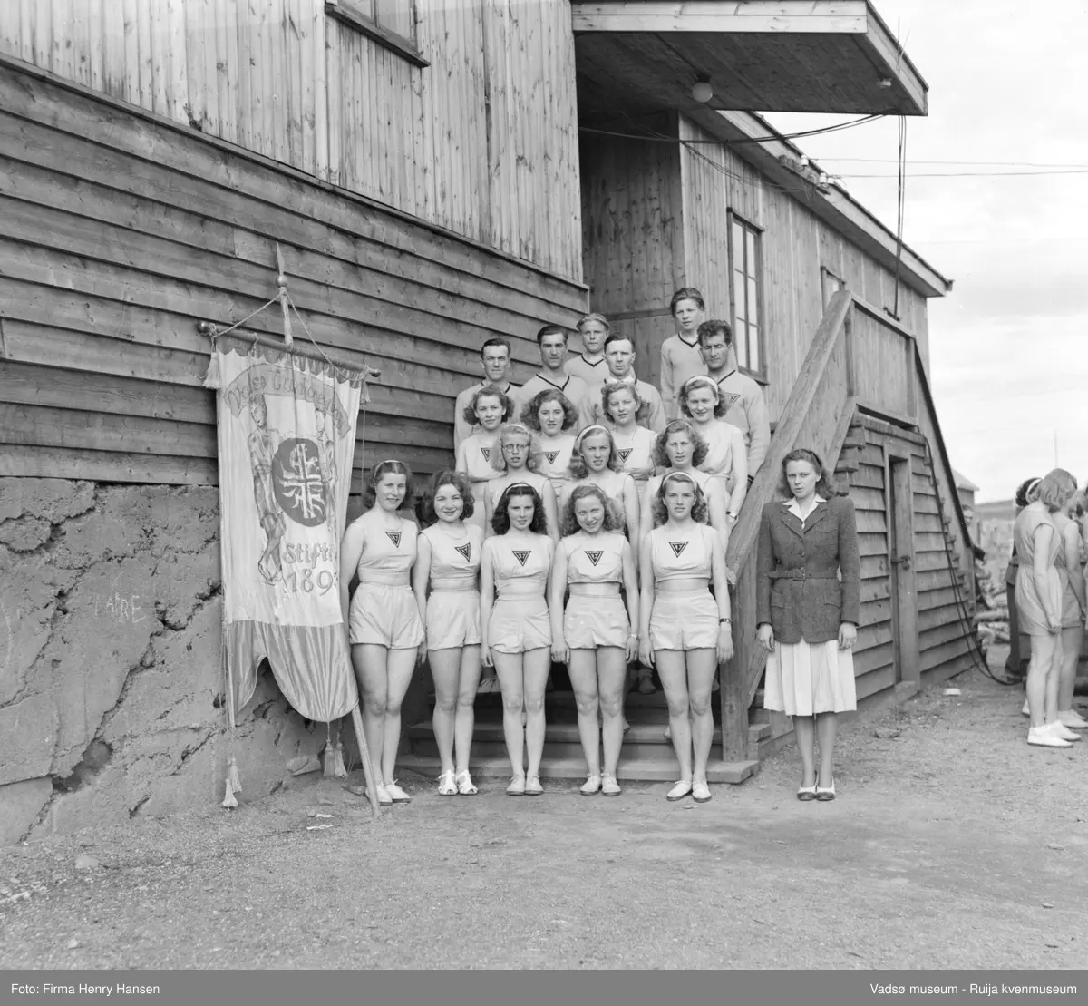 Turnstevne i Vadsø i juni 1948. Vadsø Turnforenings turngruppe ved kinobrakka. 
Første rad fra v.; Elisabeth Hildonen, Elna Helander (gift Johnsen), Ingrid Ellila, Bodil Olsen, Bodil Bjørkli (gift Eriksen) - leder Gunhild Movinckel (gift Markos).
Andre rad fra v.: Gerd Lie (gift Schanke), Borghild Hansen (gift Knutsen), Randi Unsgaard (gift Petterson).
Tredje rad fra v; Turith Svendsen (gift Gamst), Ragny Stock, Borgny Johannesen (gift Arntzen), Elsa Svendsen (gift Dørum-Persen)
Bakerst fra v; Georg Melsvik, Willy Feldt, Ingvald Betsi, Marius Pedersen, Andreas Henriksen, Aldrik Ratikainen
Kilde; Vadsø Turnforening 1895-1995, Reidun Rushfeldt 1995