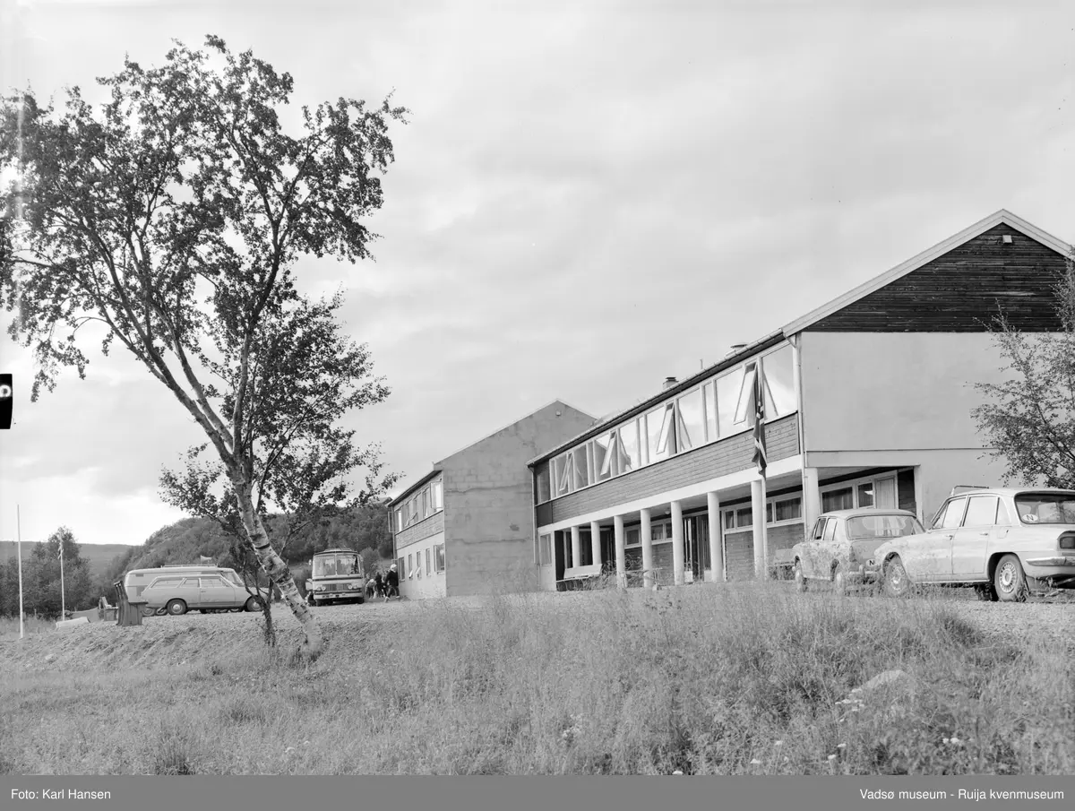 Ungdomssenteret i Vestre Jakobselv fotografert 20. juli 1972. Ungdomssenteret ble bygd og eid av Vestlandske indremisjon