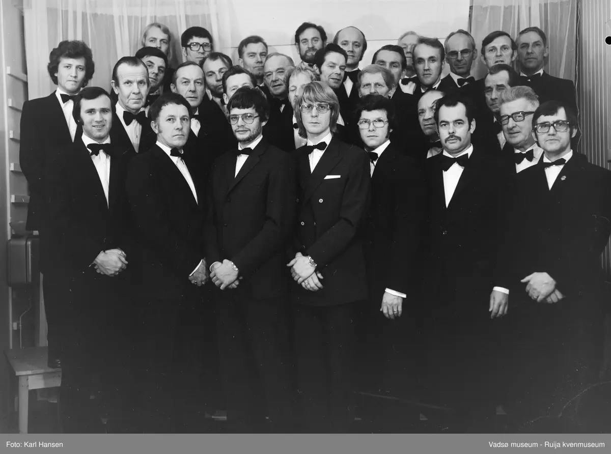 Vadsø mannsangforening i november 1976. På bildet ser vi nr 1 Terje Andersen, nr 2 Bjarne Johnsen, nr 3 Trygve Aronsen, nr 4 Kåre Johansen, nr 5 Lars Rødsand, nr 6 Sigmund Solli, nr 7 Rudolf Korbi, nr 8 Ernst Hansen, nr 9 Sigurd Pedersen, nr 10 Åge Noren, nr 11 Arve Hjelde, nr 12, Tor Falck?, nr 13 Eilif Olsen, nr 14 Sture Nygård, nr 15 Otto Hoel, nr 16 Jan Iver Ingebrigtsen, nr 17 Olav Grøttum, nr 18 Rolf Olsen, nr 19 ukjent, nr 20 Bjarne Feldt, nr 21 Leif Nystrøm. nr 22 Rolf Skille, nr 23 Birger Berg, nr 24 Ragnvald Store, nr 25 Nils Smistad, nr 26 Hans Iversen, nr 27 Birger Johnsen, nr 28 Per W. Christensen, nr 29 Finn Aanstad, nr 30 Sigmund Hansen, nr 31 Håkon Sæther